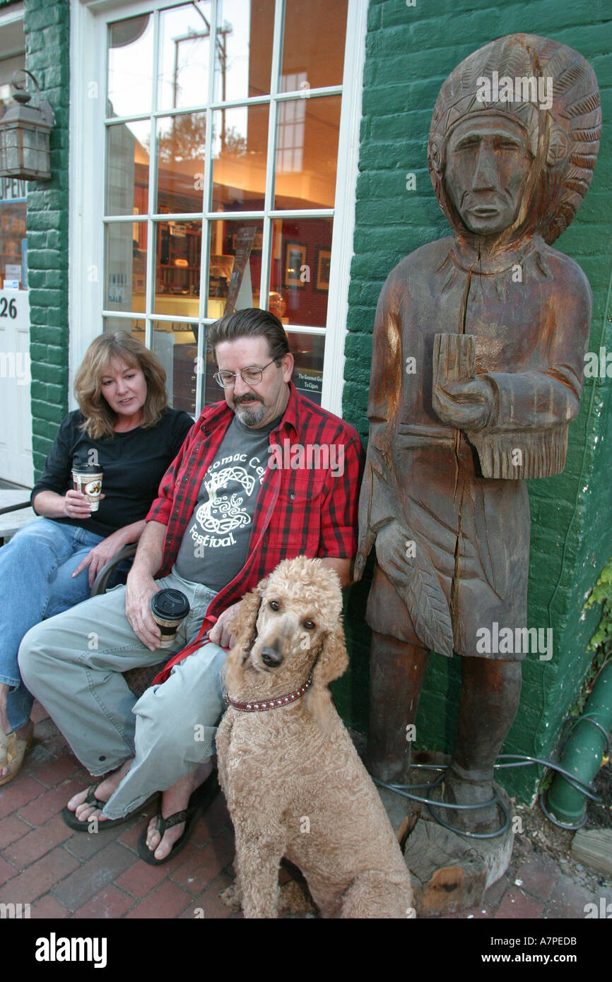 Leesburg Virginia,Loudoun County,Market Street,coppia,adulti uomo uomo uomini maschio,donna donna donna donna donna donna donna donna donna donna donna donna donna donna donna donna, cani da cane, animali da compagnia, canine, animale, animali domestici sigaro Foto Stock