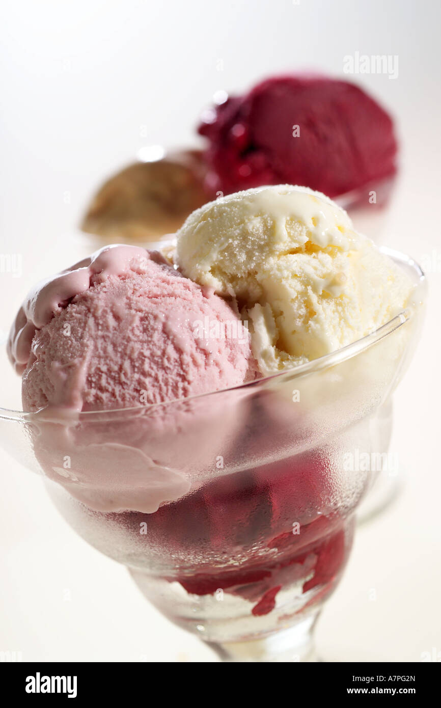 Classici gelati selezione in vetro contro uno sfondo bianco Foto Stock