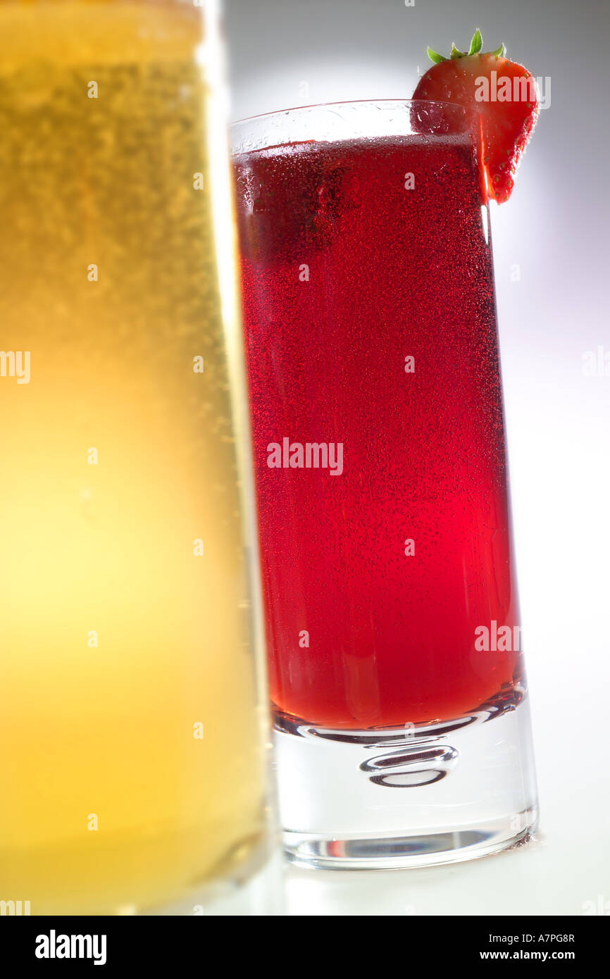 Colorate luminosamente gassata frizzanti bevande di frutta con fragole guarnite Foto Stock