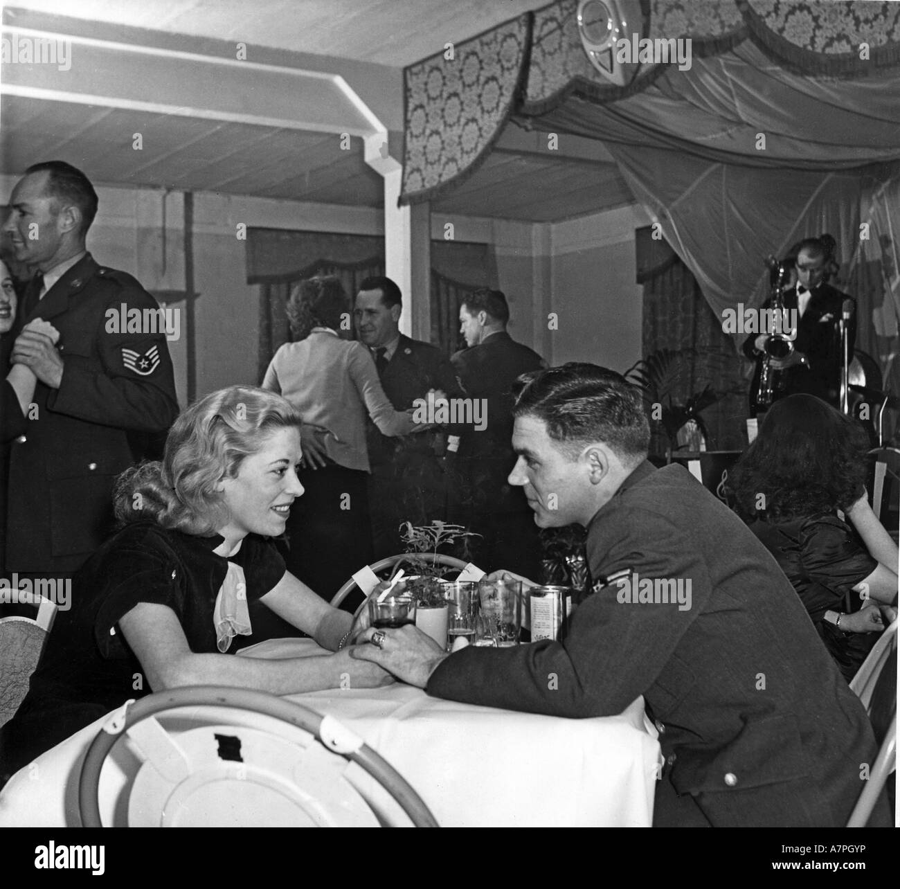 Le forze USA IN UK 1946 Caporale pettini tenendo le mani con il suo 21 anno vecchio fidanzato Joan Collins - vedere la descrizione riportata sotto per i dettagli Foto Stock