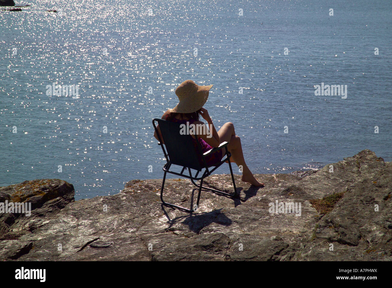 Ragazza sulla sedia a sdraio Coastal Clifftop Porth y Post Foto Stock