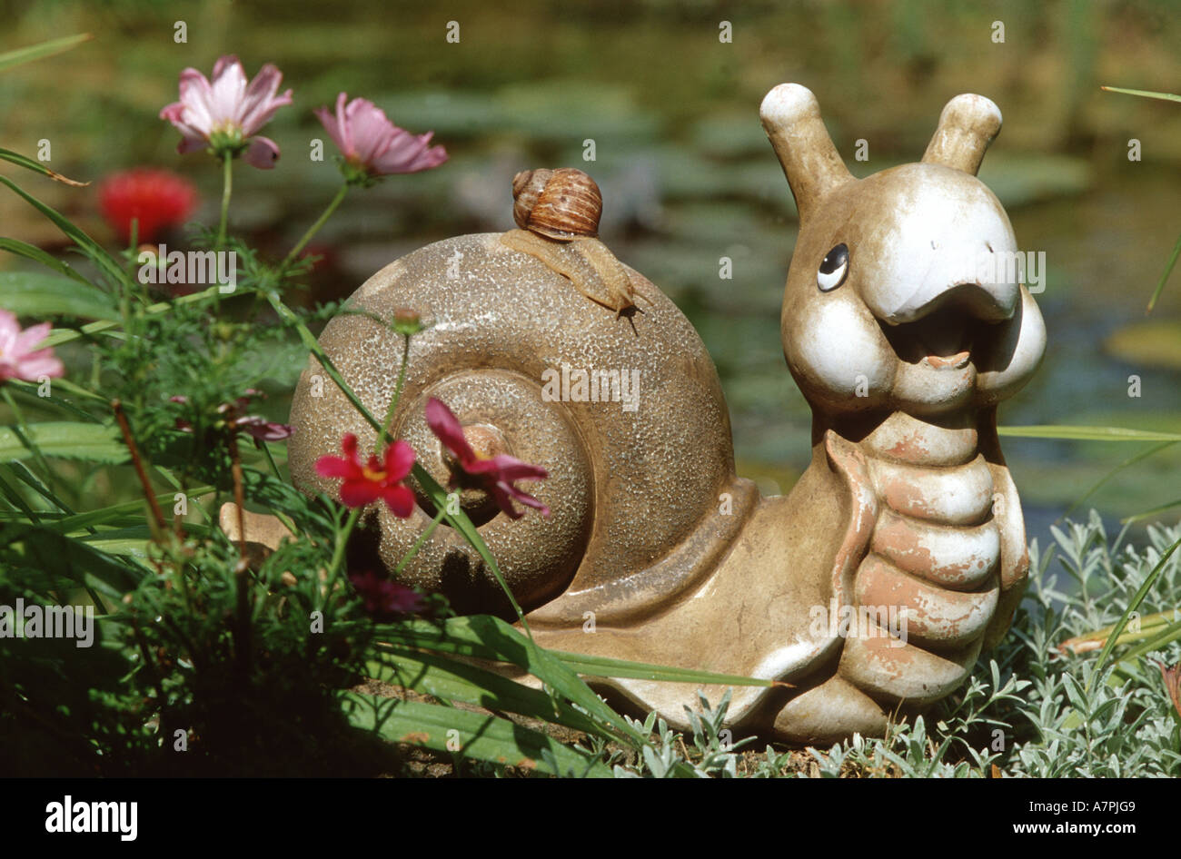 Lumaca in ceramica in giardino, Germania Foto Stock