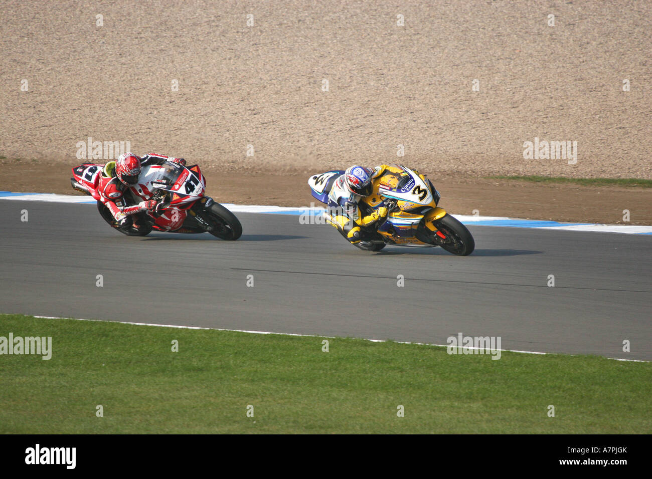 Racing moto e piloti in concorrenza ad alta velocità a Donnington Park. Foto Stock