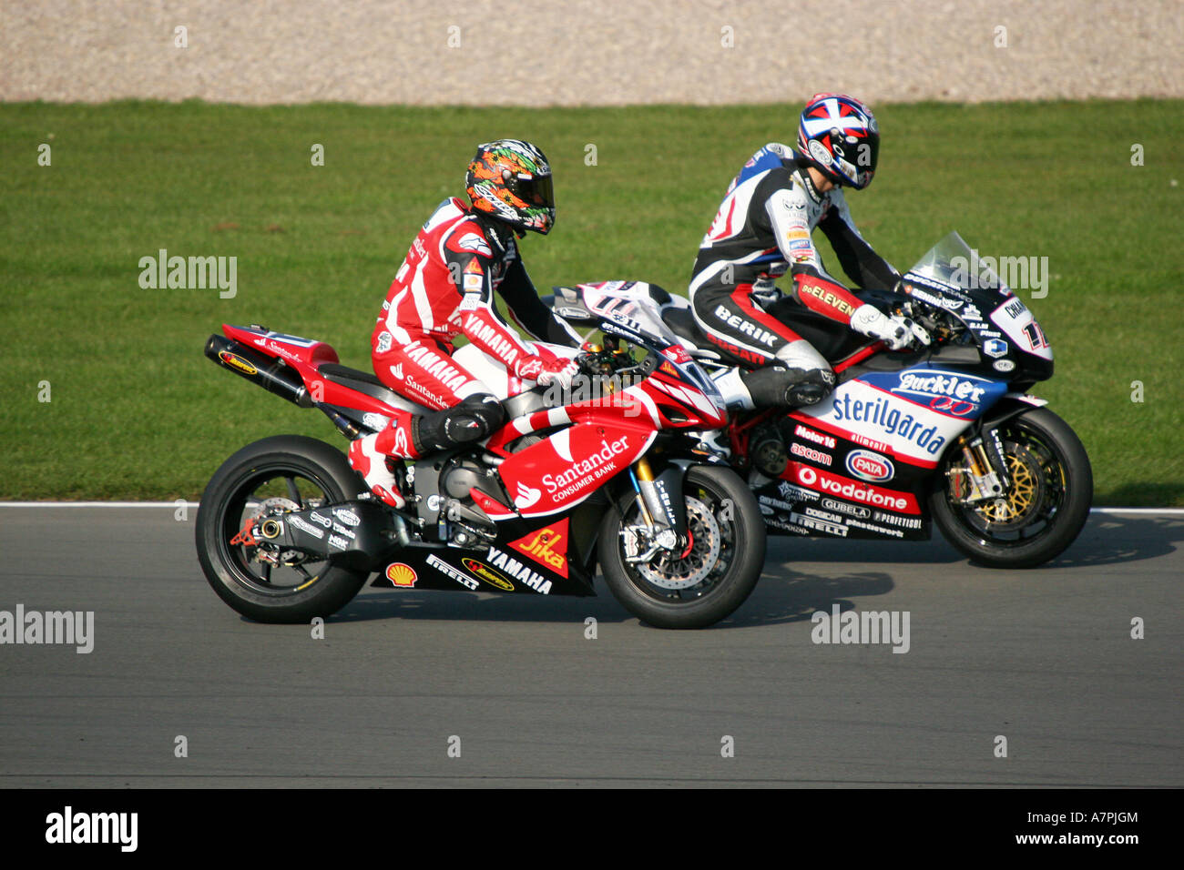 Racing moto e piloti in concorrenza ad alta velocità a Donnington Park. Foto Stock
