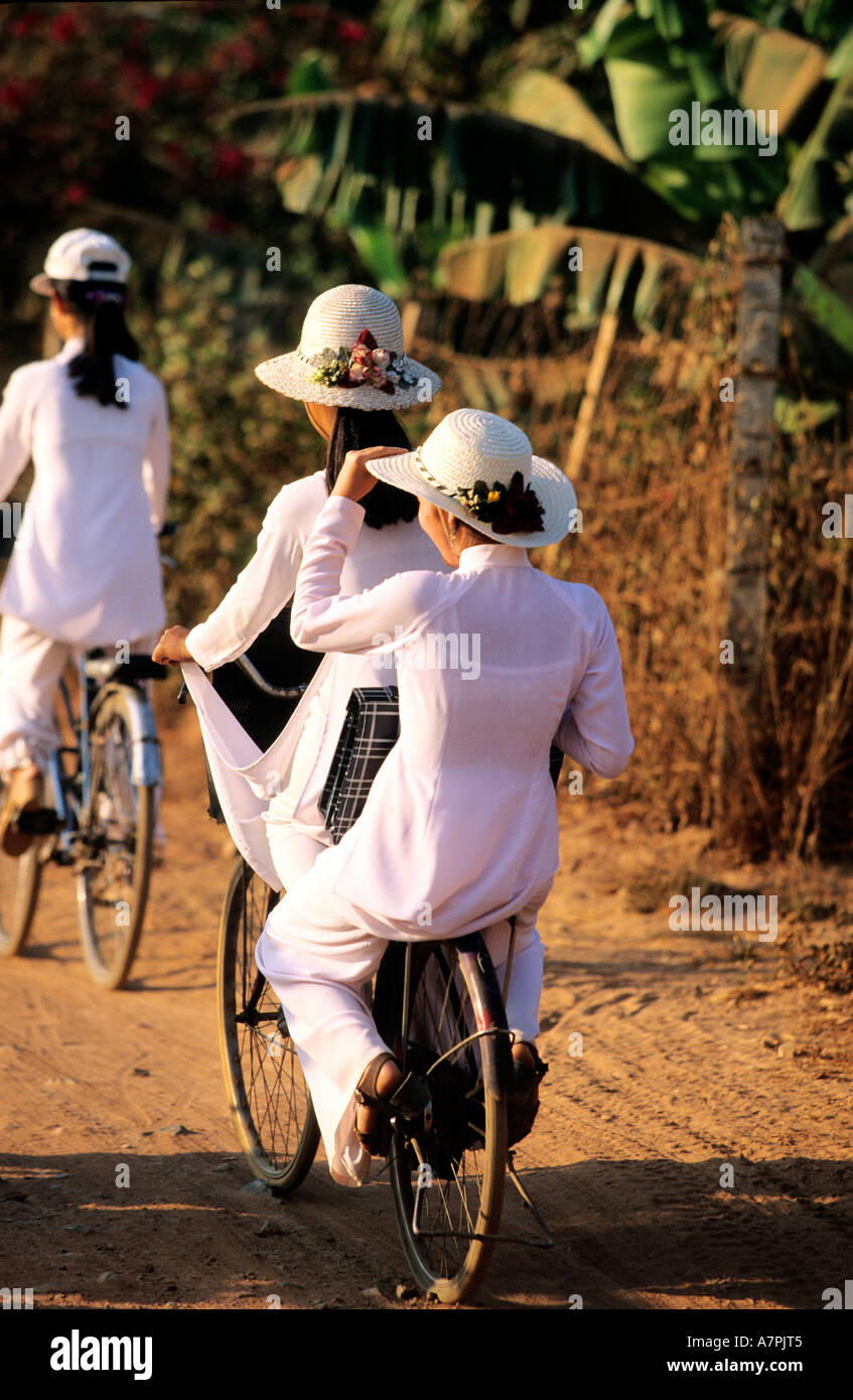 Il Vietnam, il Delta del Mekong, ritorno dell'alta scuola di ragazze in Ao Daï abito bianco Foto Stock