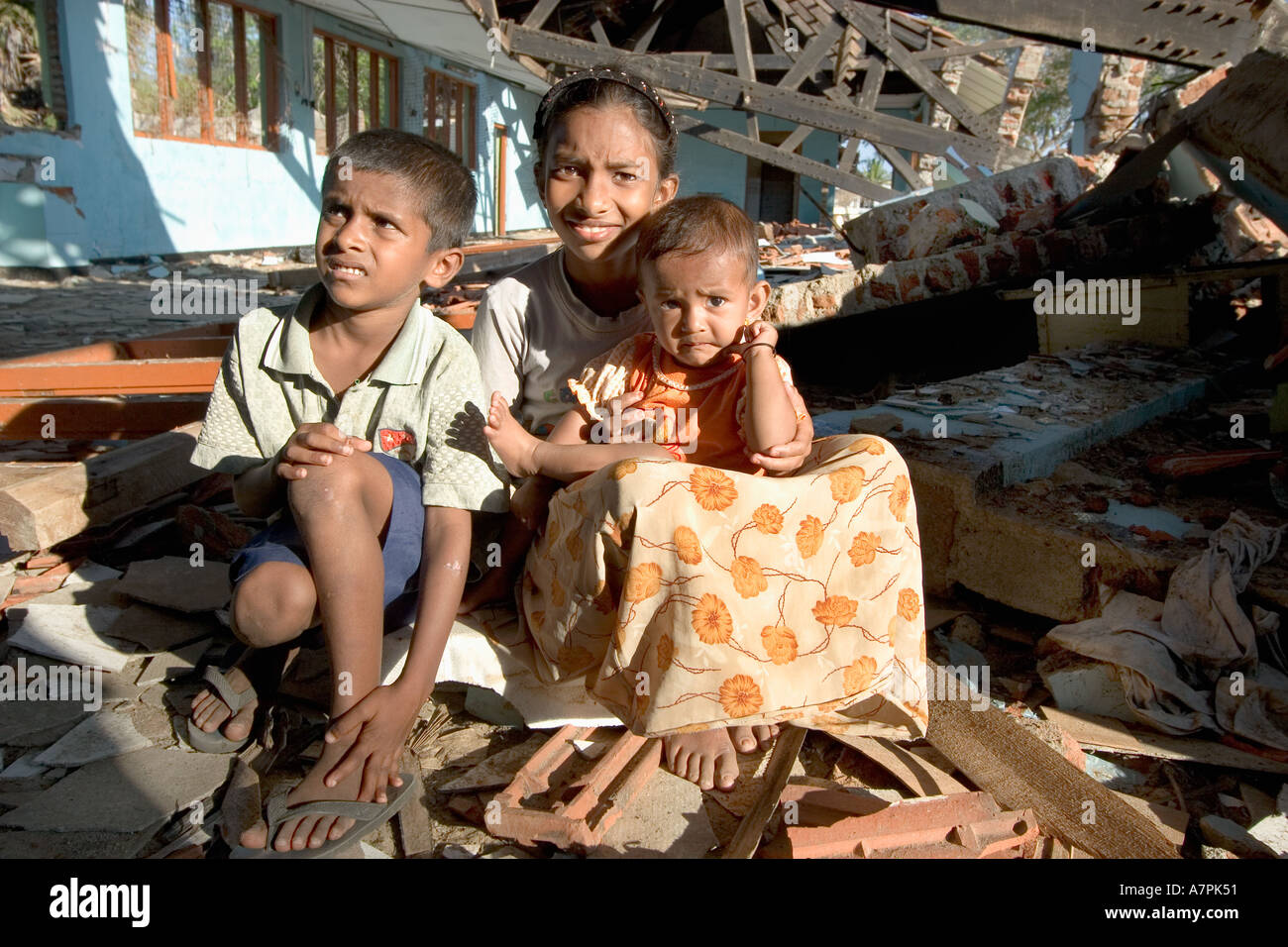 Bambini senzatetto huddle nel relitto dello Tsunami di ospedale Kattankudi Sri Lanka Foto Stock