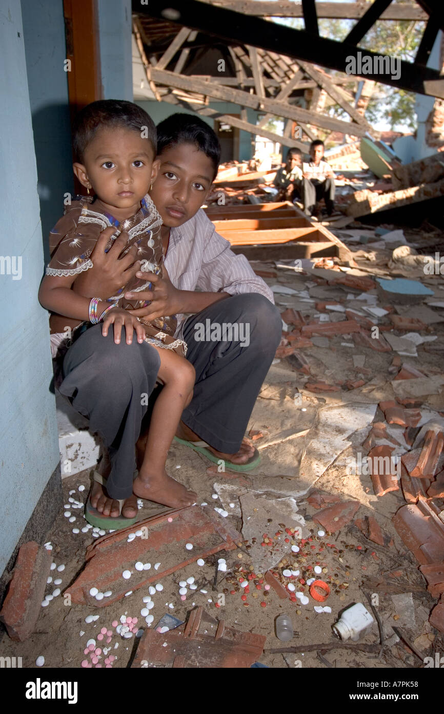 I bambini tra i farmaci versato in ospedale Kattankudi devastata da Tsunami in Sri lanka Foto Stock