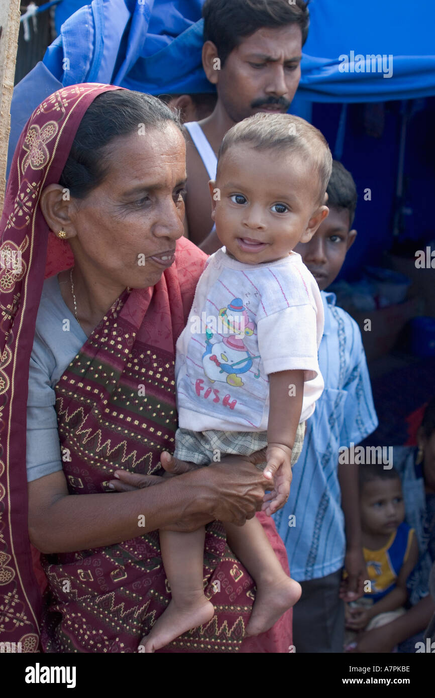 Le vittime dello Tsunami un bambino perso la sua madre ora con la nonna Sigiram IDP persone sfollate camp Sri lanka Foto Stock