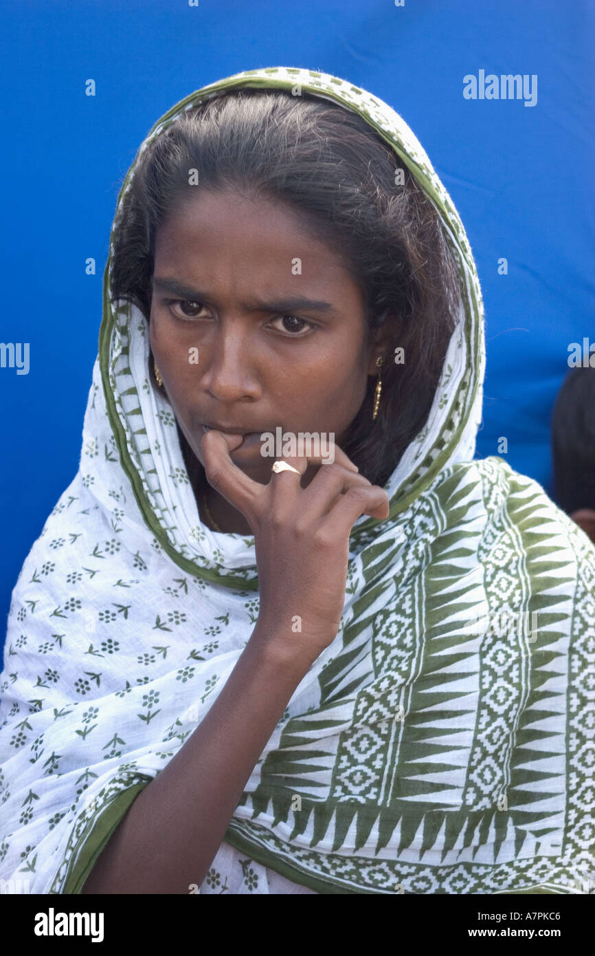 Desiderosi di sesso femminile vittima dello tsunami a Sigiram IDP sfollati camp in Sri Lanka Foto Stock