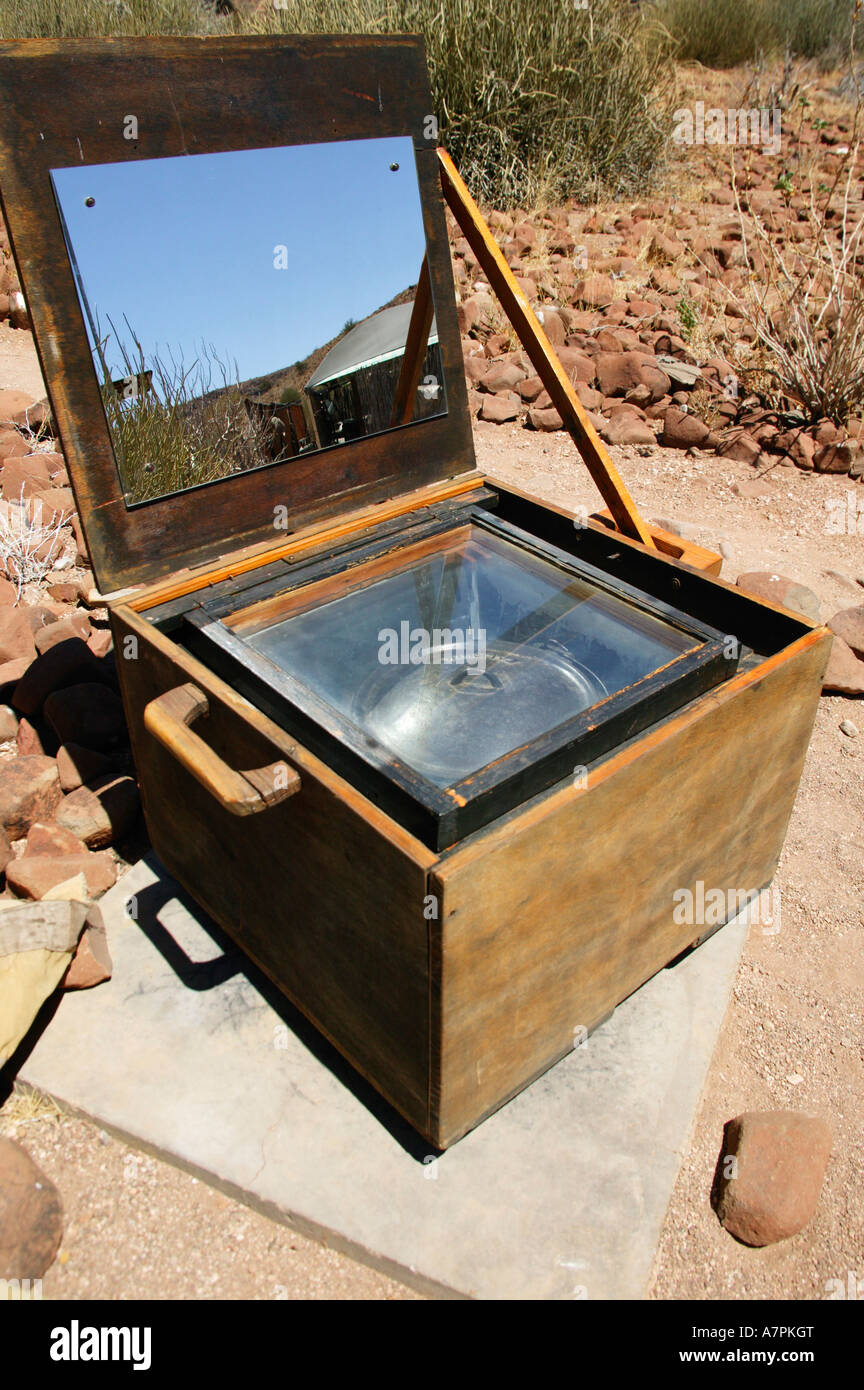 Un forno solare sviluppato e progettato dal Signor Liebenberg per  utilizzare nel remoto Etendeka tourist camp Damaraland Foto stock - Alamy