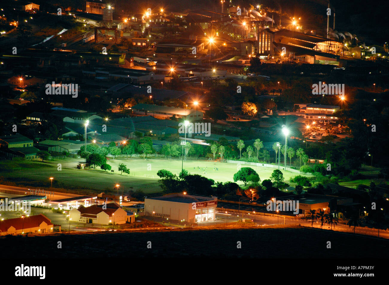 Nelspruit di notte che mostra un campo sportivo illuminato da faretti Nelspruit Mpumalanga in Sudafrica Foto Stock