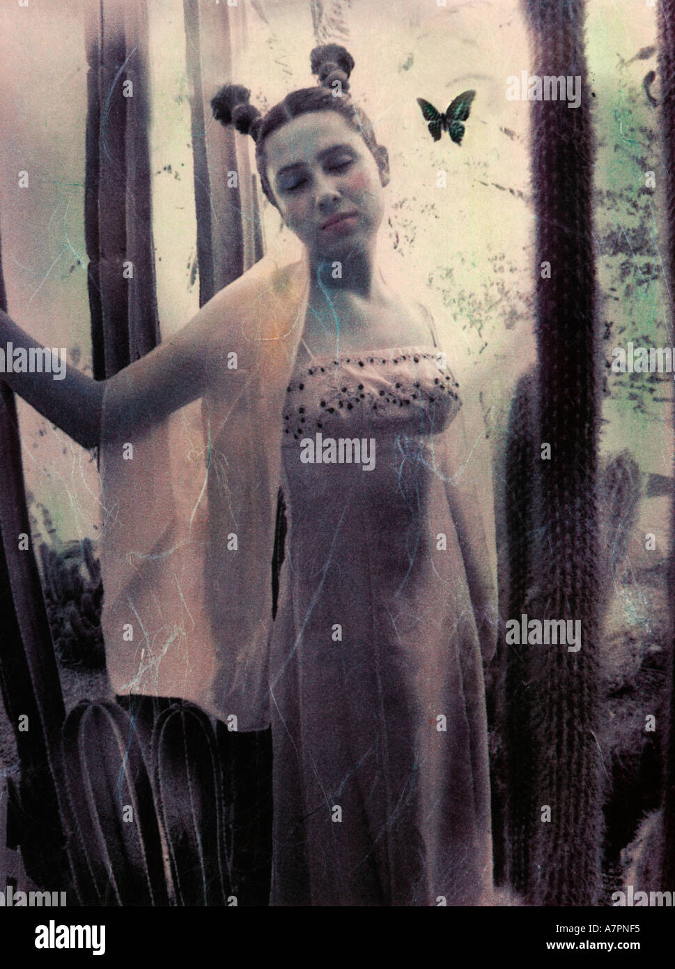 Butterfly si avvicina a un giorno di sognare ragazza adolescente che ha i suoi capelli in stile di antenna ella è in ascolto per la farfalla ho Foto Stock