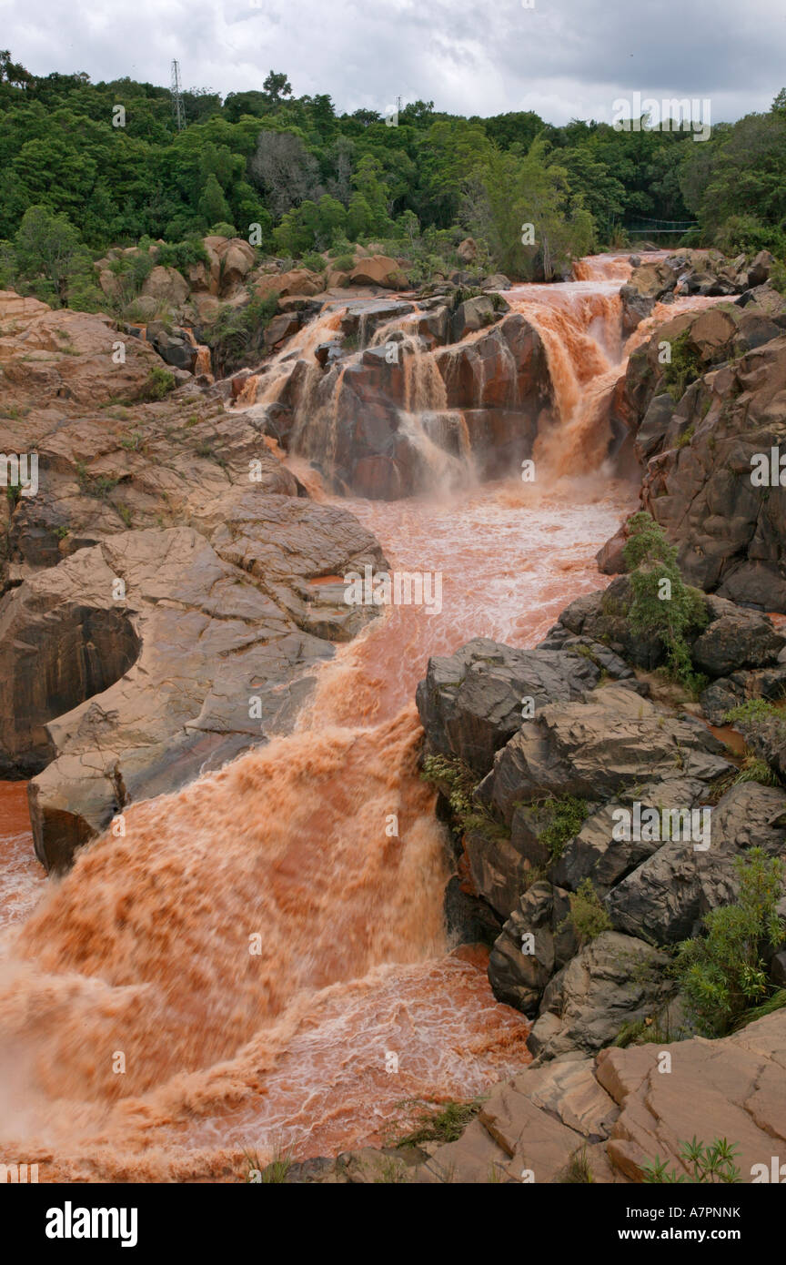 Fiume dei coccodrilli nel diluvio di colore arancione viene erosa dalla terra rossa nella sua area di bacini di Nelspruit Mpumalanga in Sudafrica Foto Stock