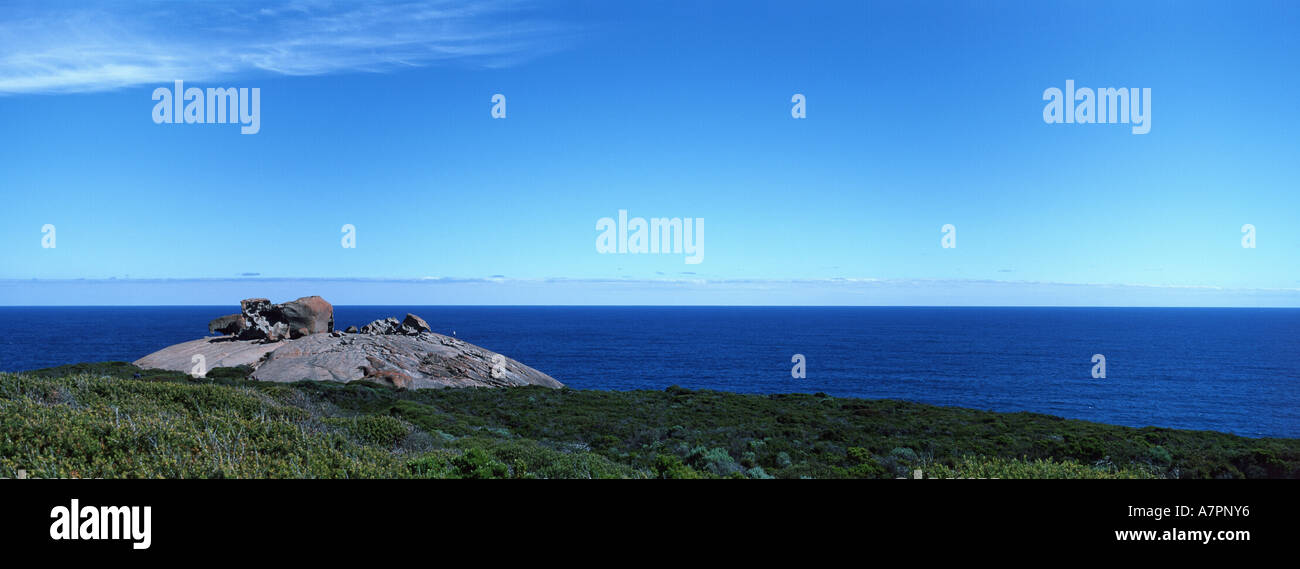 Remarkable Rocks, contro il cielo blu e blu oceano, Australia Kangaroo Island Foto Stock