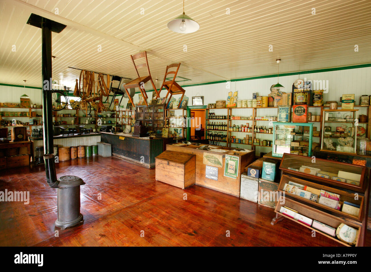 Interno del negozio Dredzen e la Casa Museo di pellegrini resto tipica concessionario generale store per il 1930-1950 ser Foto Stock