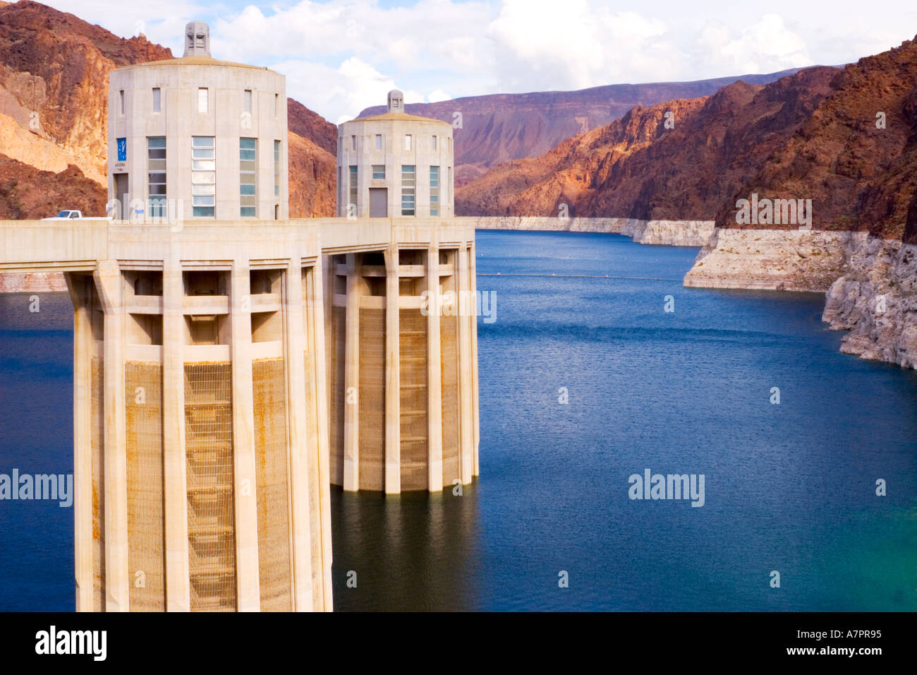 Le Torri di aspirazione alla Diga di Hoover vicino a Las Vegas che colma il Black Canyon tra Arizona e Nevada formando il Lago Mead. Foto Stock