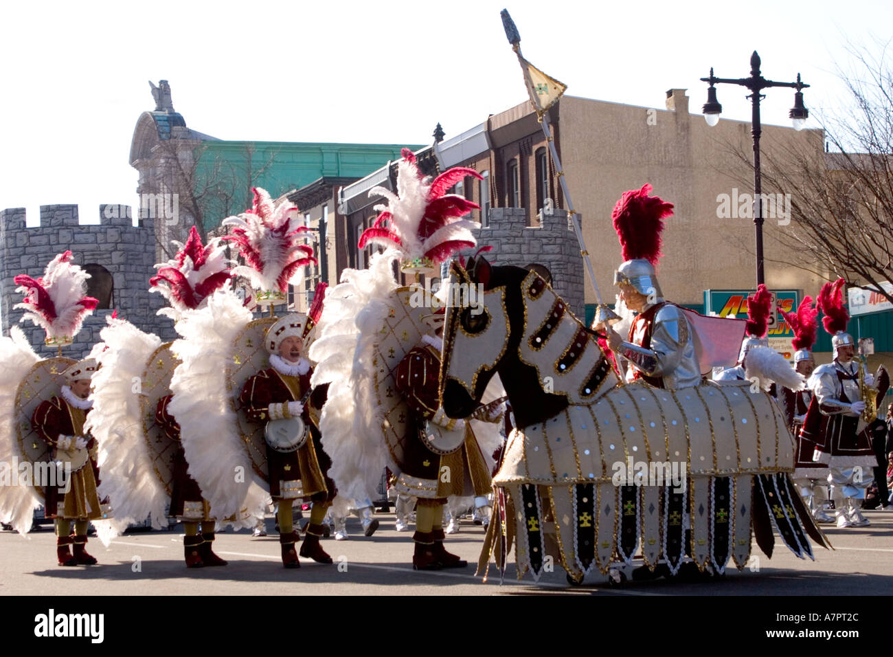 Il famoso Mummer s Parade a Filadelfia il nuovo anno s Day 2005 membri delle bande di stringa suonare gli strumenti come essi marzo Foto Stock