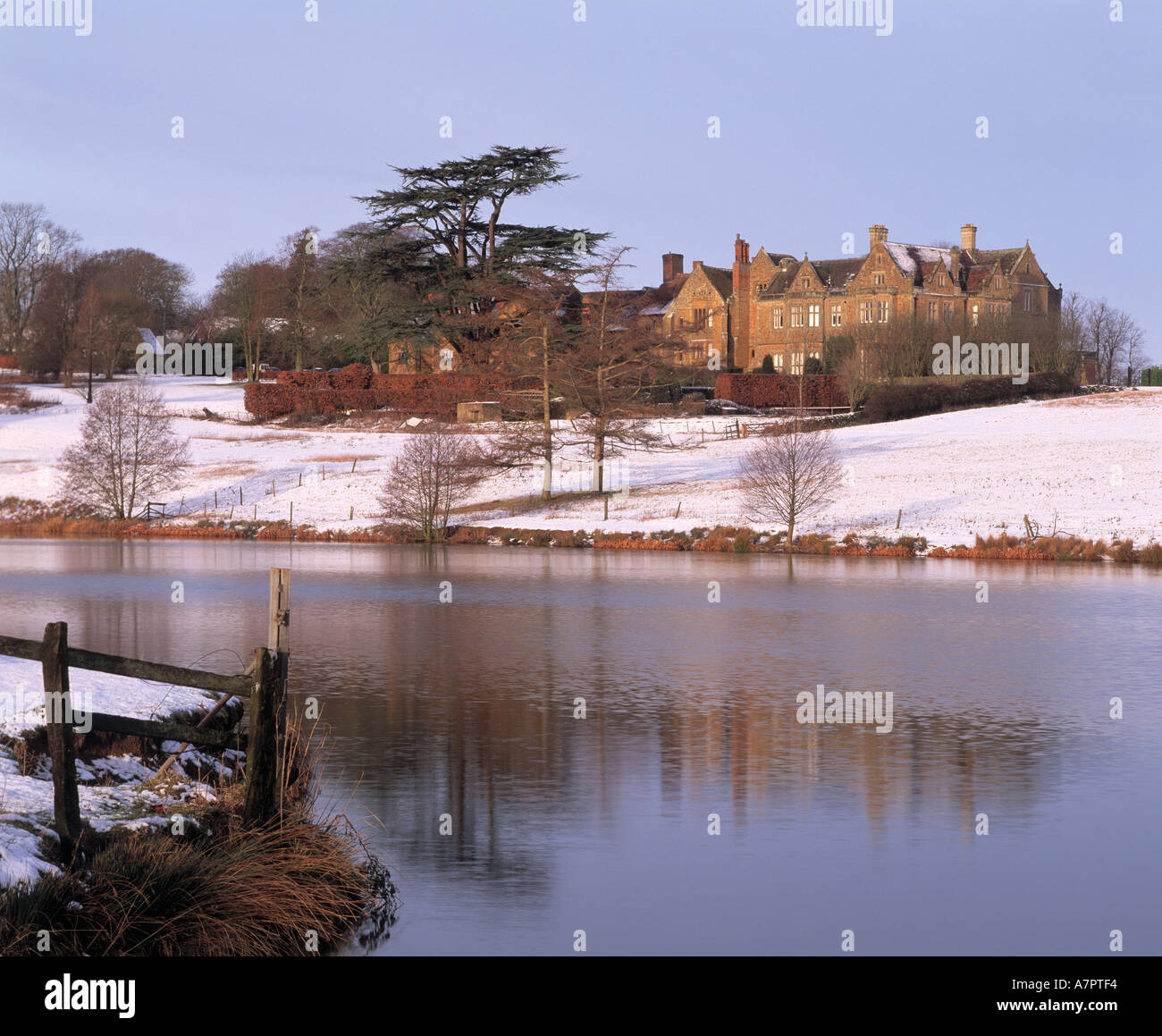 Fawsley Hall Hotel Daventry Northamptonshire da attraverso il lago in inverno Foto Stock