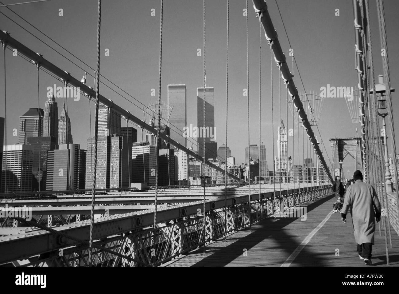 Foto in bianco e nero del World Trade Center preso dal ponte di Brooklyn Foto Stock