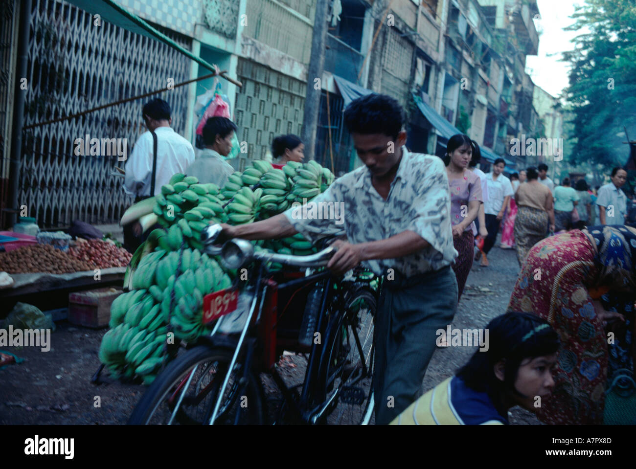 In rickshaw laden con banane al mercato di Yangon Foto Stock