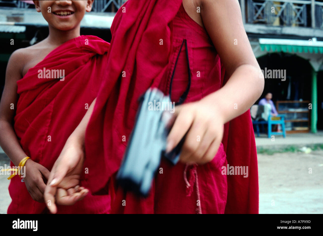 I monaci buddisti e i loro pistola giocattolo sul prowl in Hsipaw Foto Stock