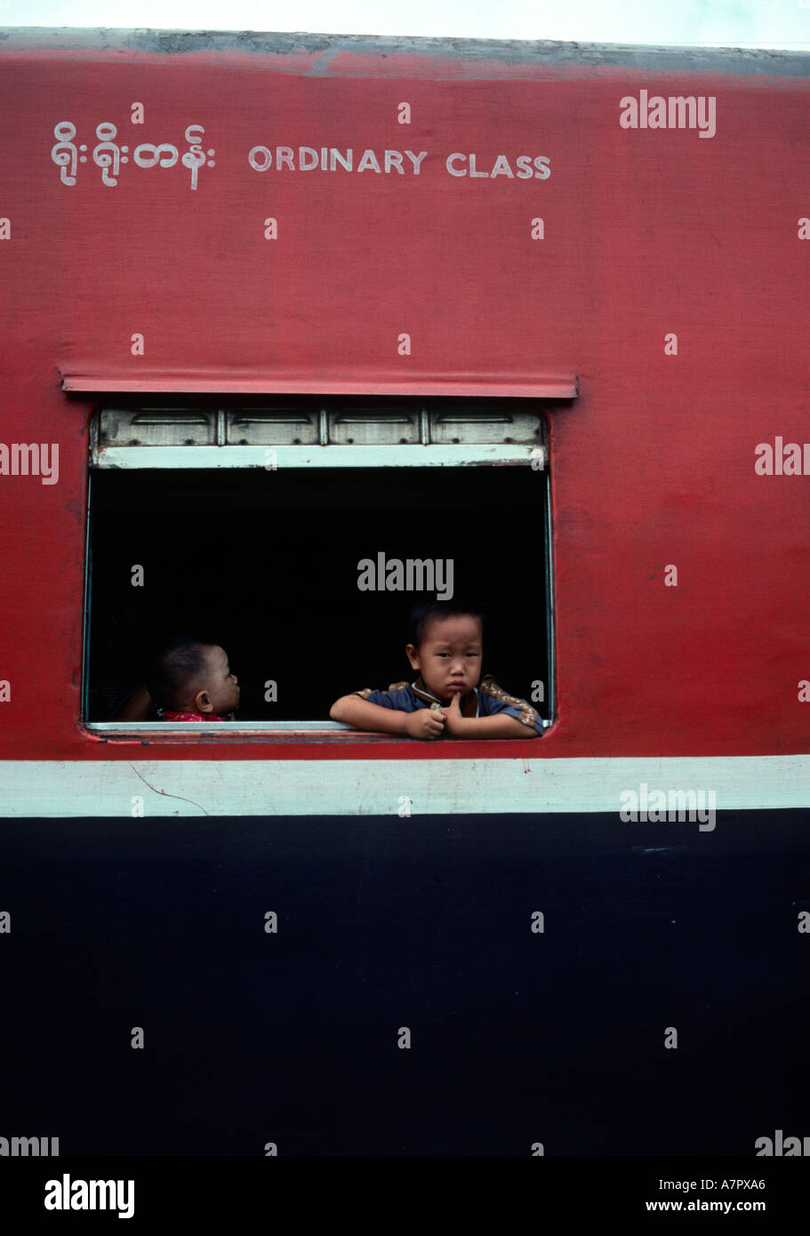 Bambini peer fuori della carrozza del treno sul laschio a Mandalay eseguire Foto Stock