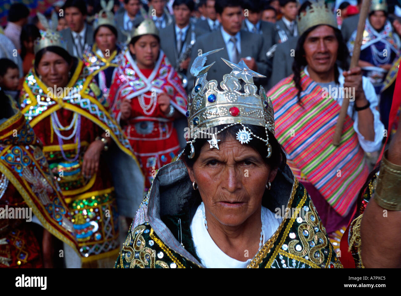 I partecipanti vestiti come Incas al Festival della Vergine di Cocharcas nella città di Sapallanga Perù Foto Stock