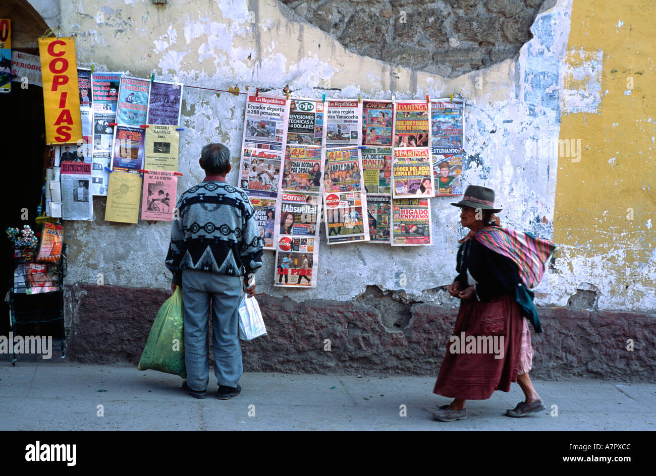 Controllare le ultime notizie a newstand in Ayacucho Perù Foto Stock