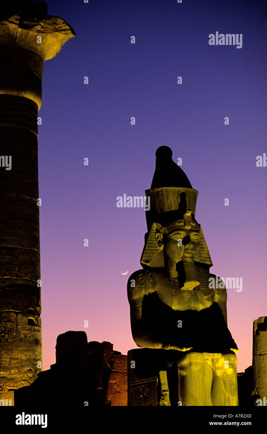 Egitto Luxor tempio di Luxor, la colossale statua di Ramsete II all'ingresso del 2° pilone Foto Stock