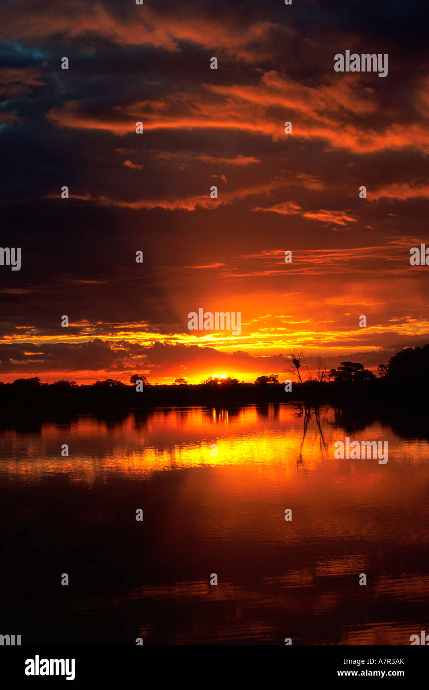 Tramonto sulla diga nei pressi di abbassare Sabie camp nel Parco Nazionale di Kruger Mpumalanga in Sudafrica Foto Stock