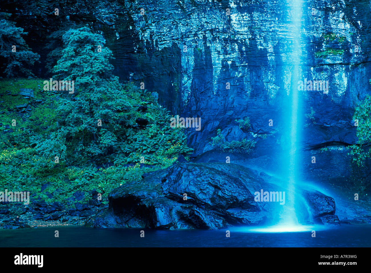 Gudu cade una cascata e una piscina con trampolino Royal Natal National Park Drakensberg Kwazulu Natal Sud Africa Foto Stock
