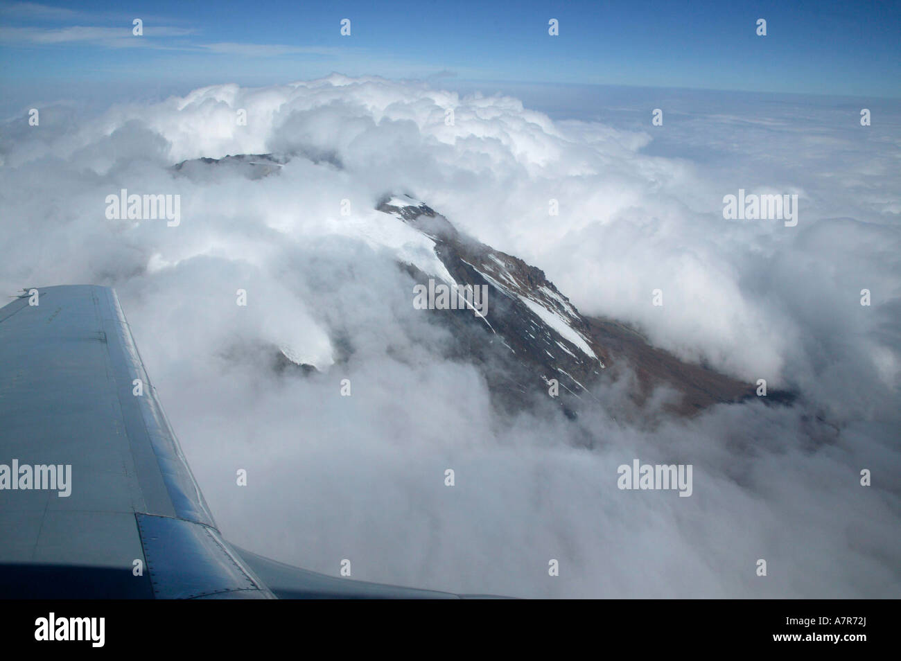 Una veduta aerea della Snow capped picco del Monte Kilimanjaro in Africa la vetta più alta che mostra attraverso le nuvole Foto Stock