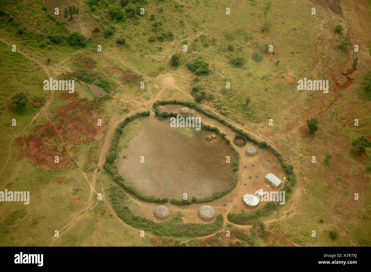 Una veduta aerea di un territorio rurale Masaai homestead costruita intorno a un allevamento bovino e kraal di capra e mostra una rete di percorsi Foto Stock