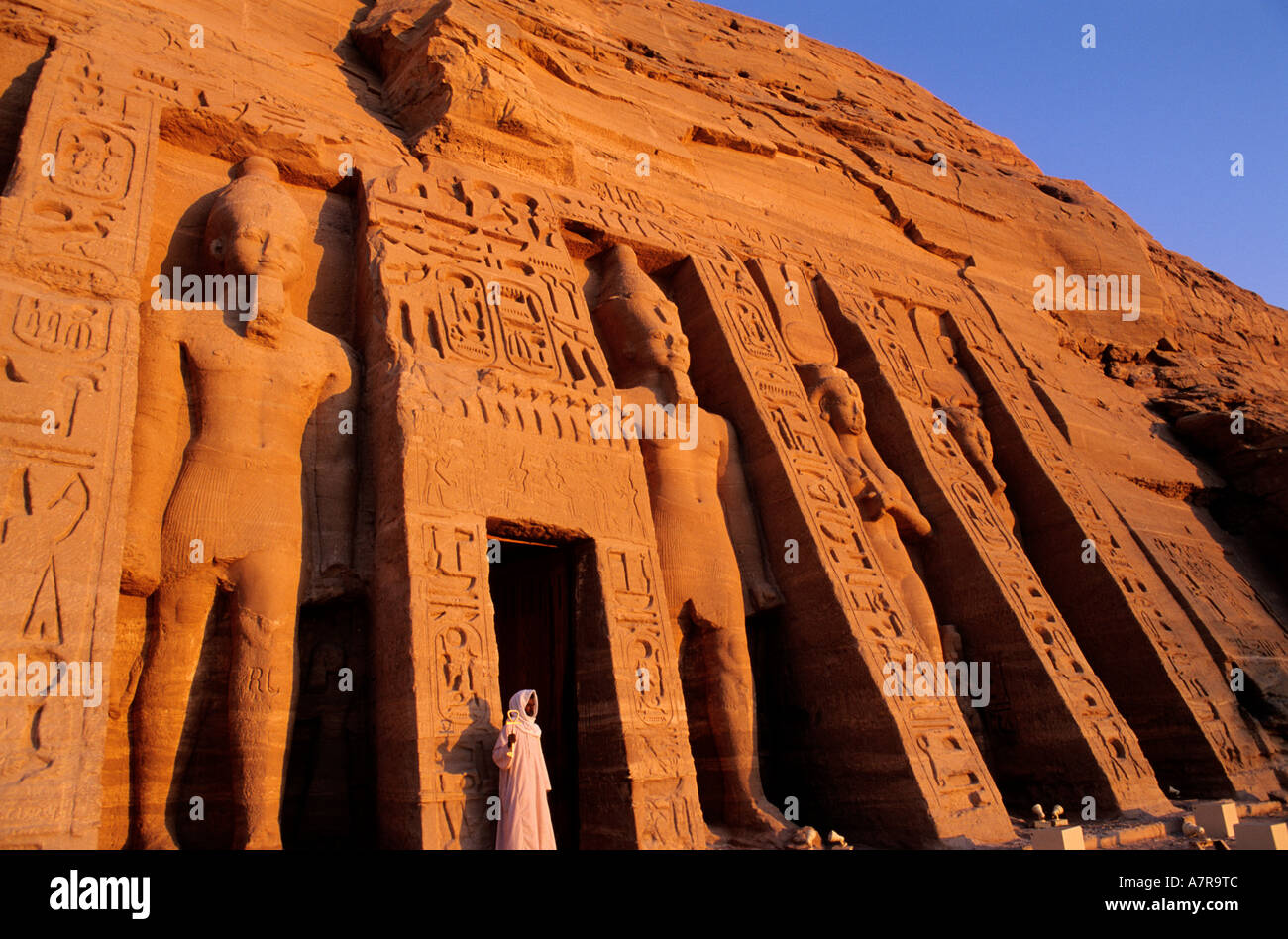 L'Egitto, la Valle del Nilo, Abu Simbel, piccolo tempio dedicato a Hathor ( 6 statue della regina Nefertari, circondato da faraone) Foto Stock