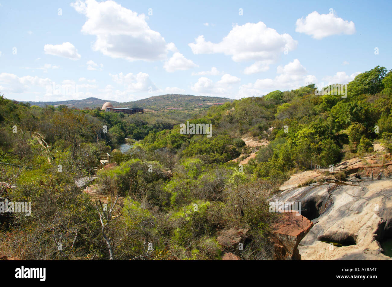 Una vista verso il basso il nel fiume verso il Governo di Nelspruit edifici Nelspruit Mpumalanga in Sudafrica Foto Stock