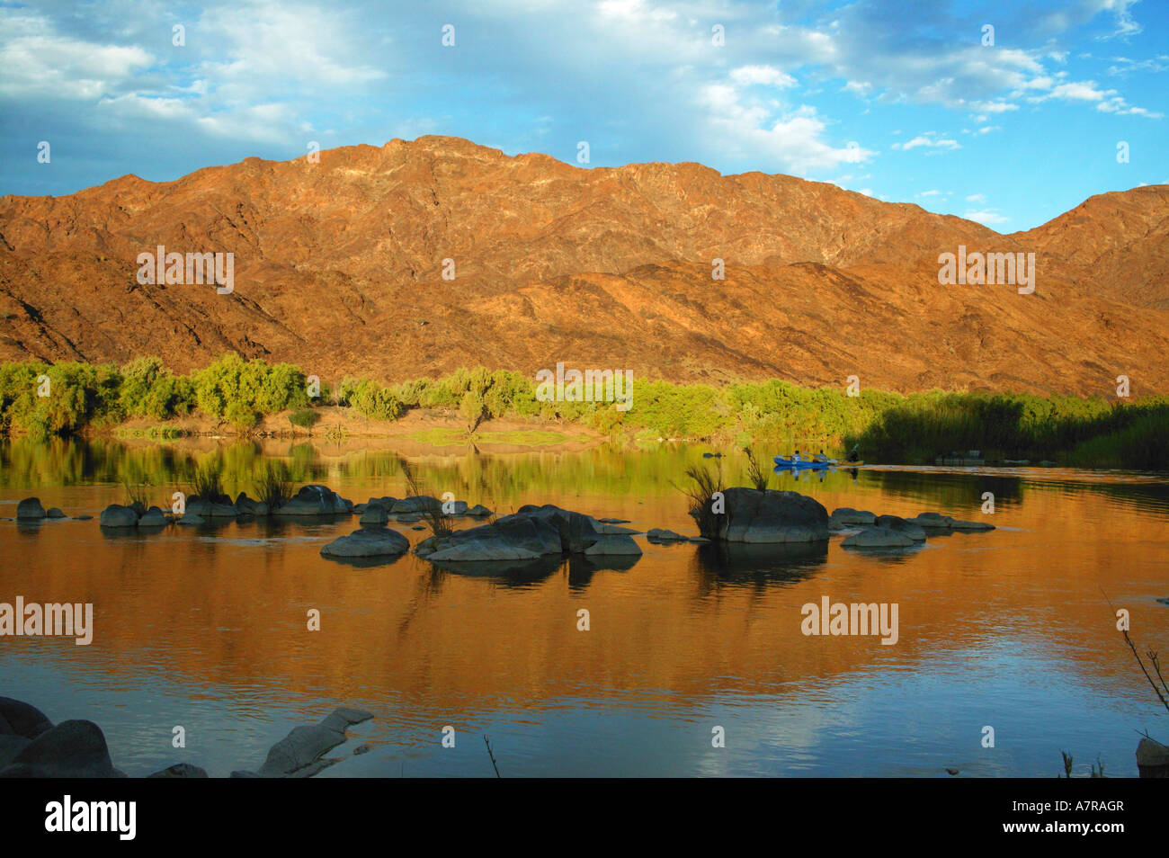 Una canoa kayak nel fiume Orange nel Richtersveld nella luce calda del pomeriggio di Richtersveld Northern Cape Sud Africa Foto Stock