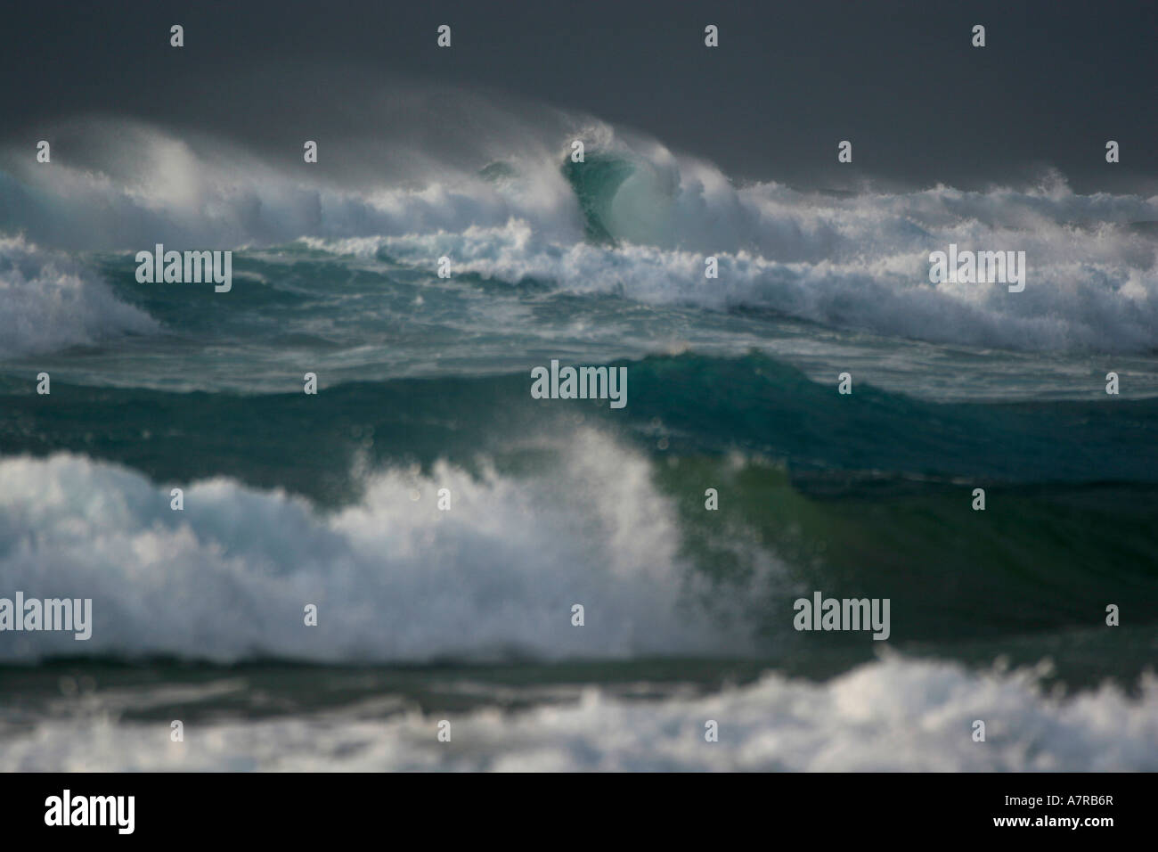 Mare mosso con grandi onde che si schiantano e un forte vento Rocktail bay Kosibay costiera riserva forestale Kwazulu Natal Foto Stock