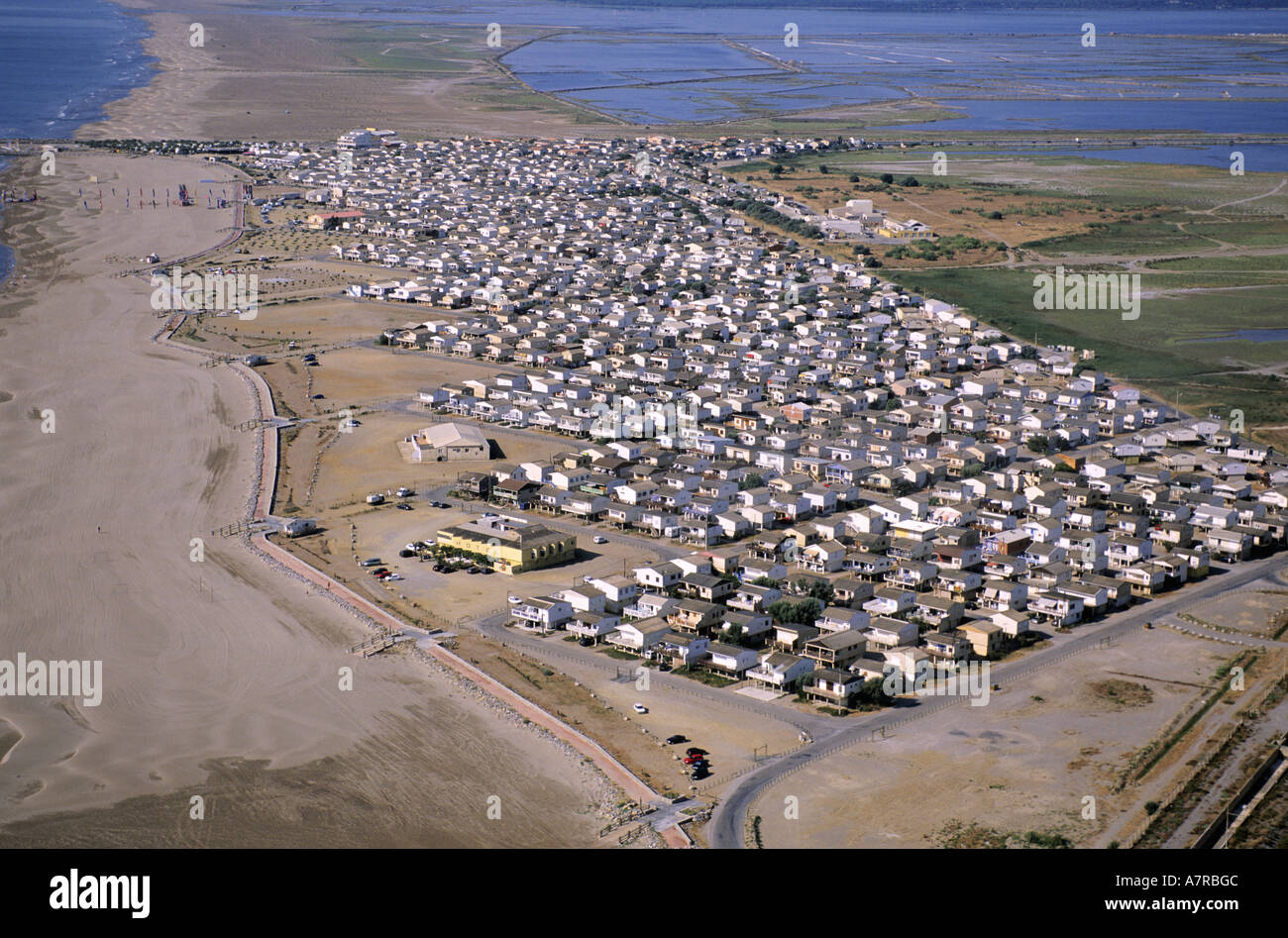 Francia, Aude, Gruissan Plage borgo costituito da case costruite su palafitte (vista aerea) Foto Stock