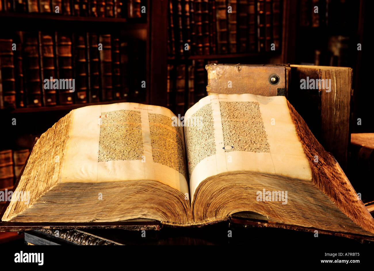 Francia, Bas Rhin, Selestat, vecchio libro della famosa biblioteca umanistica Foto Stock