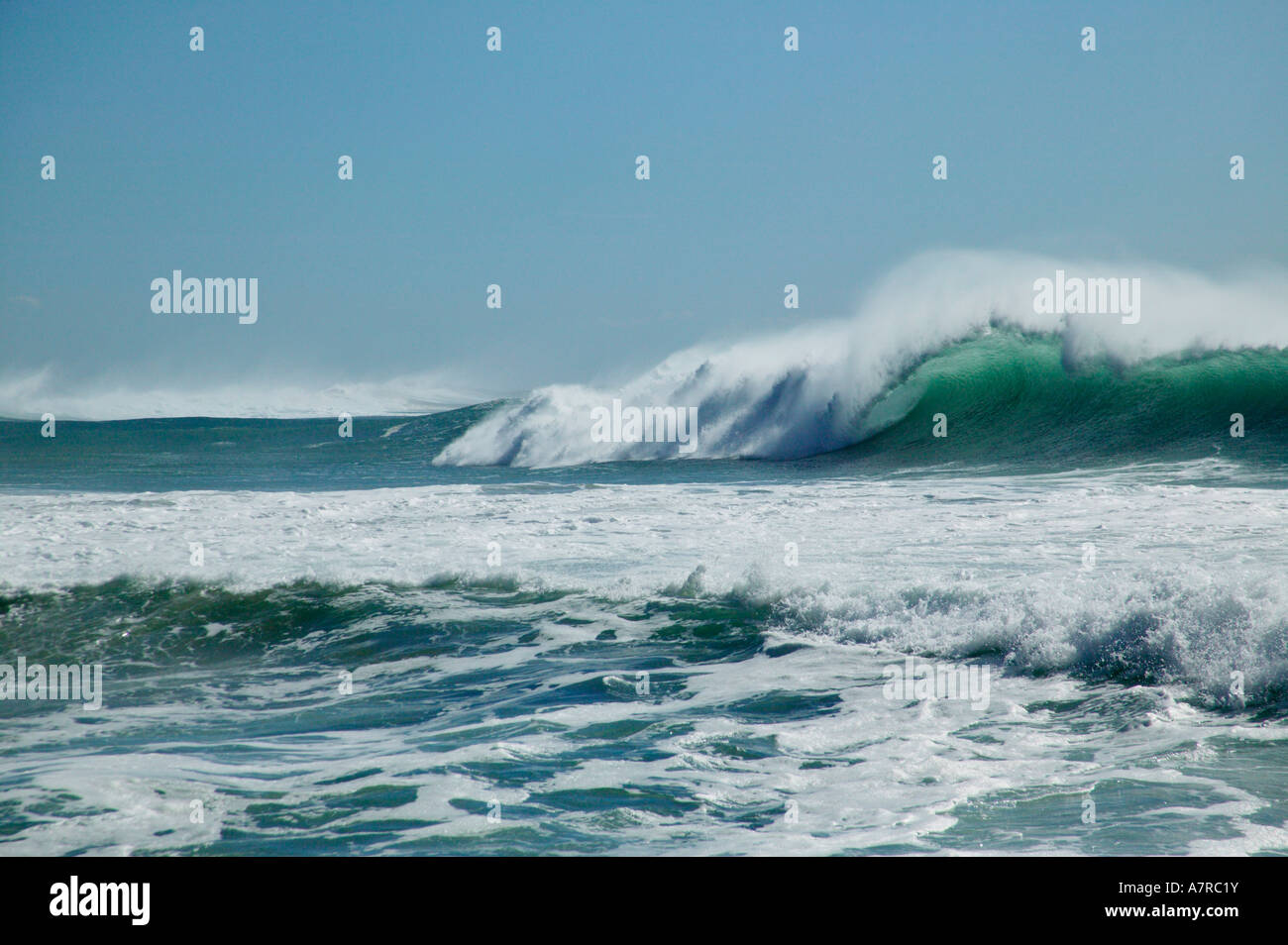Mare mosso e grandi onde sulla costa selvaggia in corrispondenza del foro nella parete Transkei capo orientale del Sud Africa Foto Stock