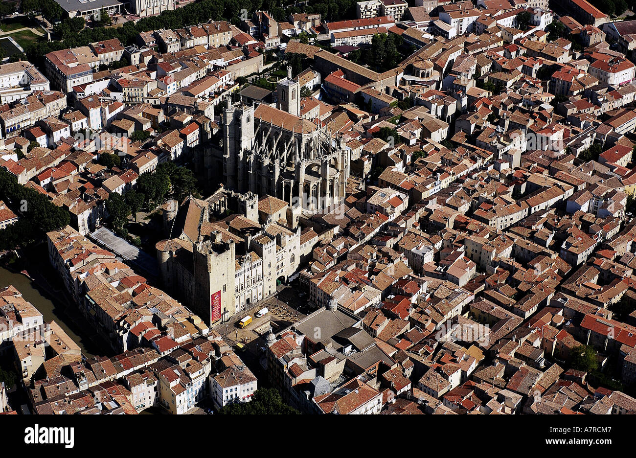 Francia, Aude, Arcivescovi palace (sulla sinistra) e Saint Just e Saint Pasteur cattedrale in Narbonne (vista aerea) Foto Stock
