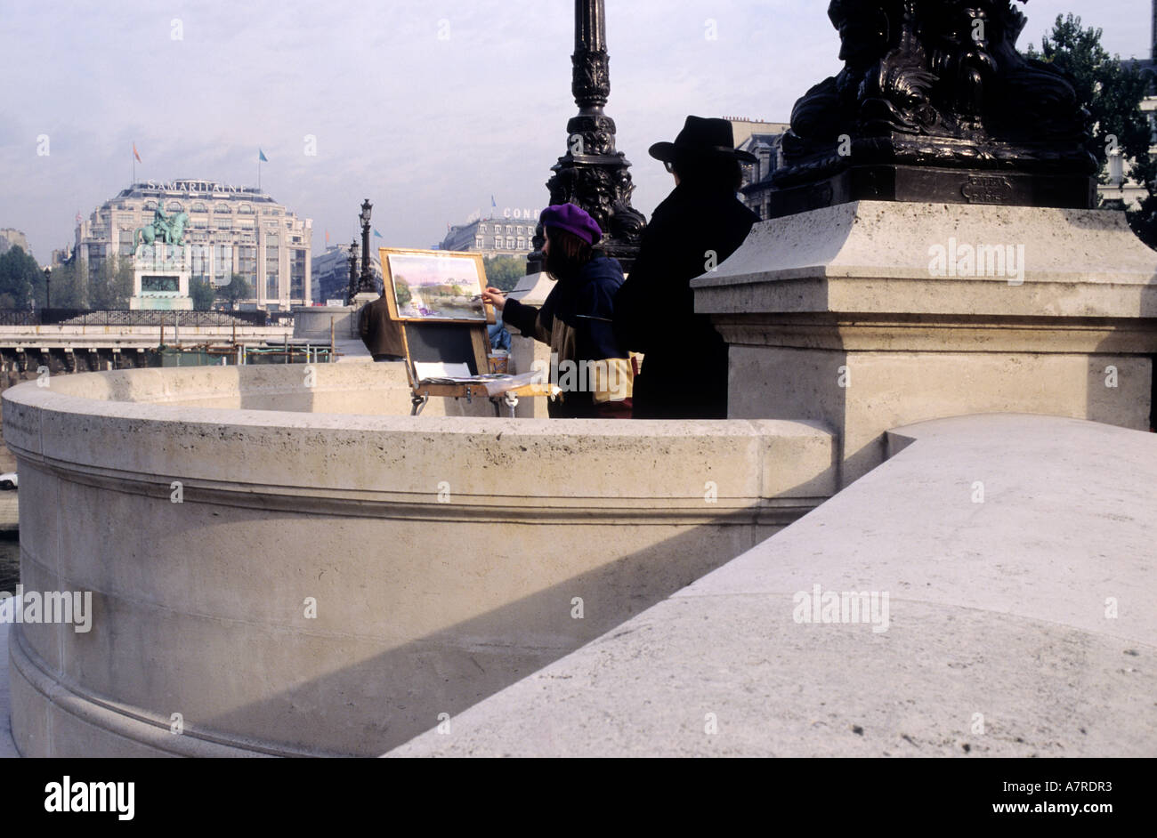 Francia, Parigi, pittore sul Pont Neuf con La Samaritaine (Archivio-foto scattata prima della chiusura dello store) Foto Stock