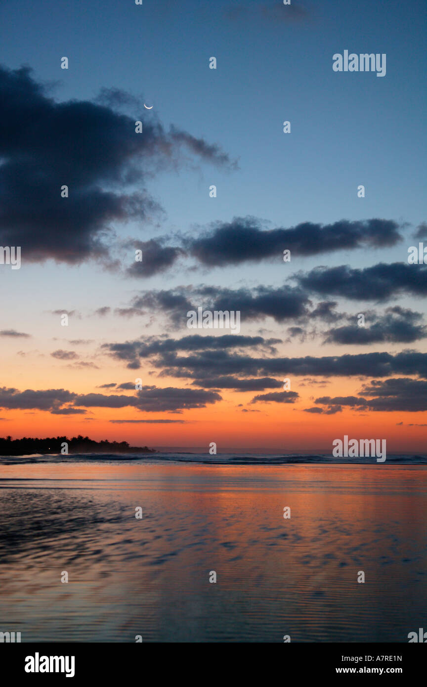 Moody spiaggia tramonto con una falce della luna nel cielo di Barra Inhambane Provincia Mozambico Foto Stock