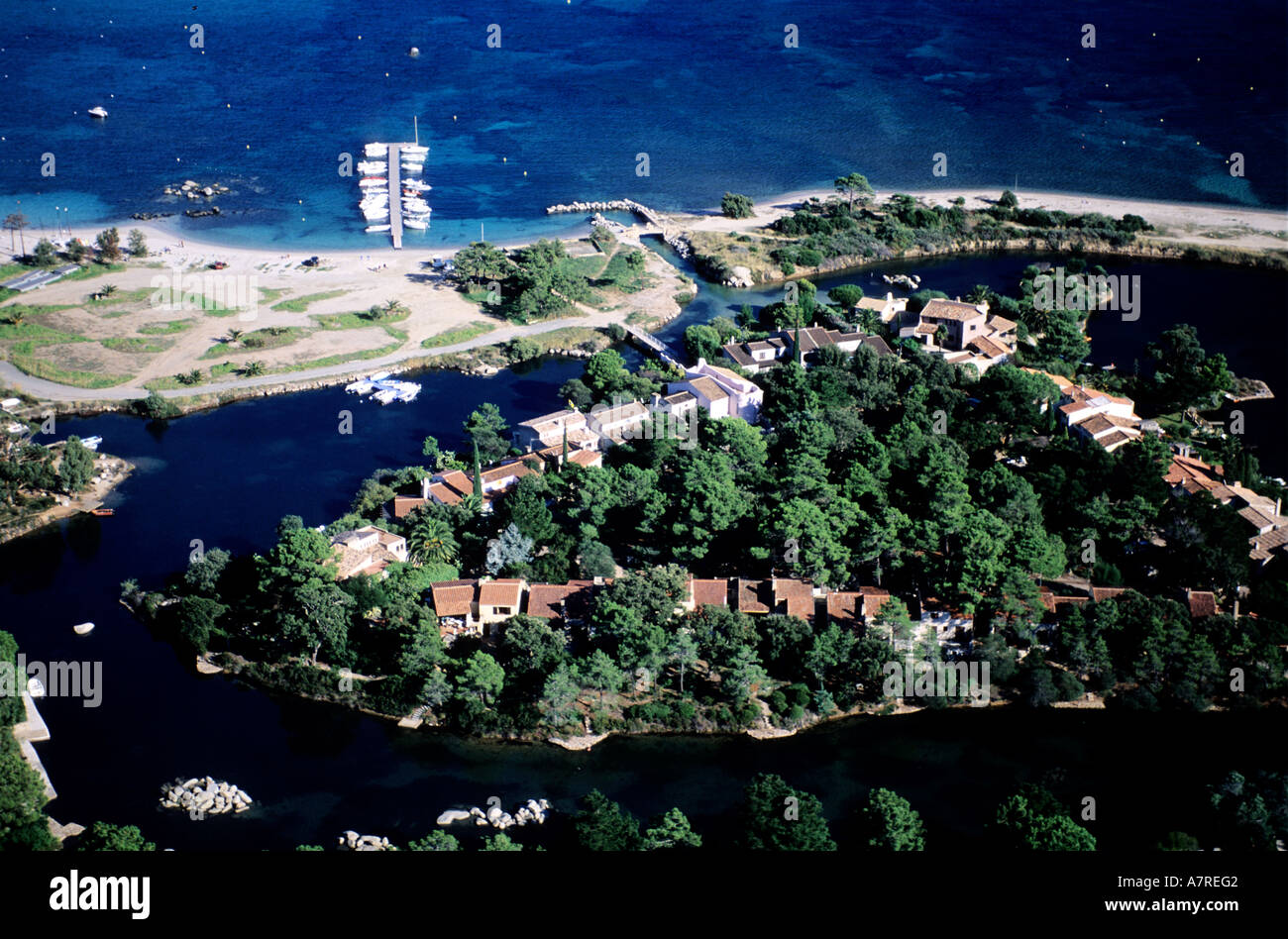 Francia, Corse du Sud, alloggiamento estate su un isola articifial in San Ciprianu a nord di Porto Vecchio (vista aerea) Foto Stock