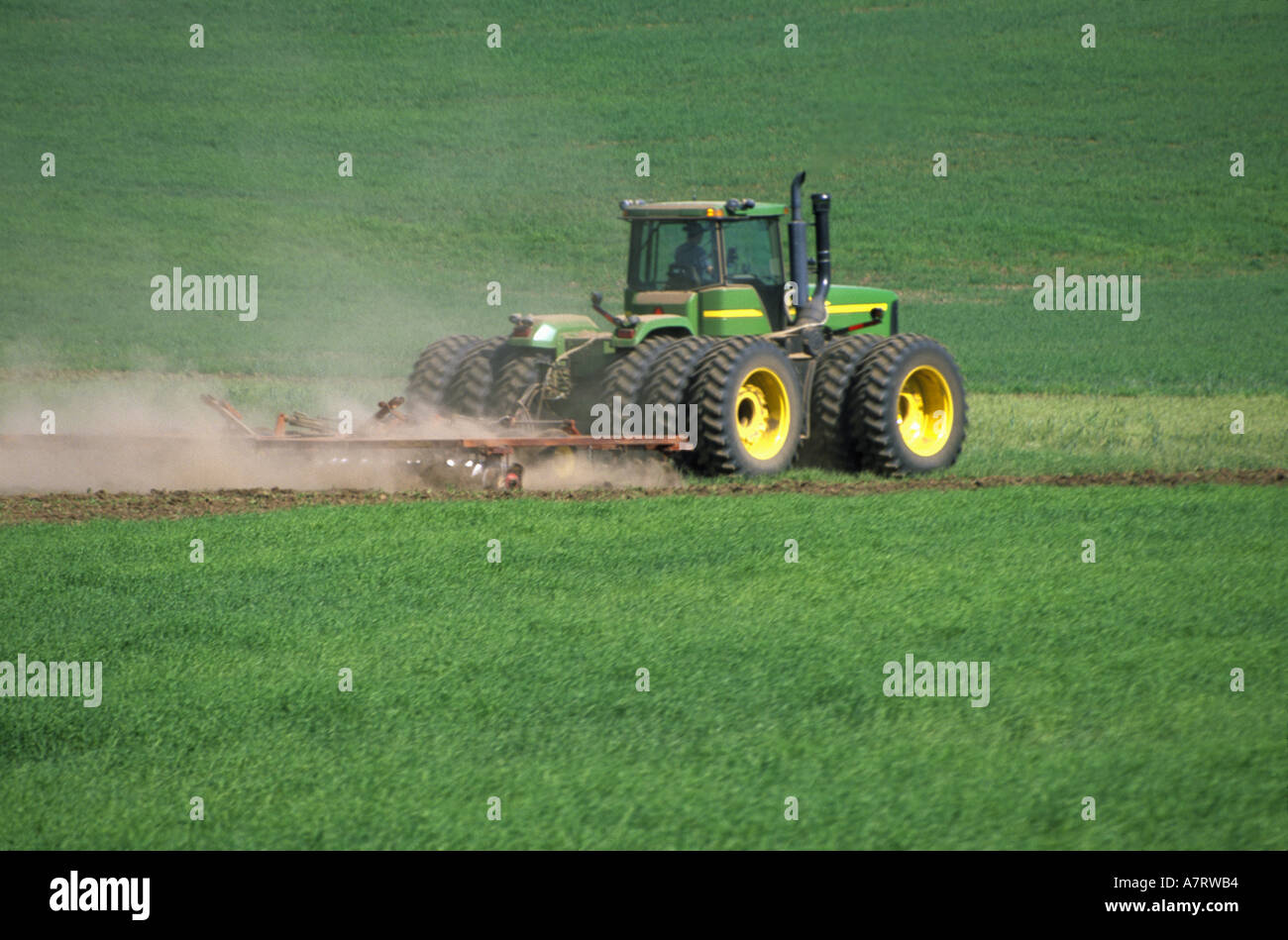 Il trattore di aratura in campo Whitman County nello stato di Washington Foto Stock