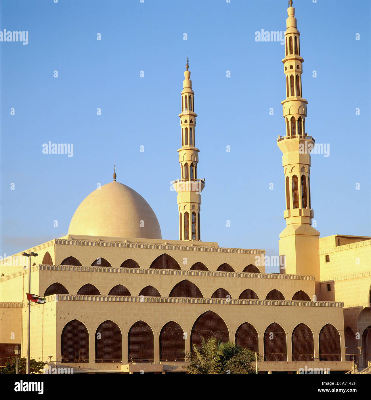 Moschea contro il cielo blu chiaro, facciata, re Faisal moschea, Sharjah Emirati arabi uniti Foto Stock