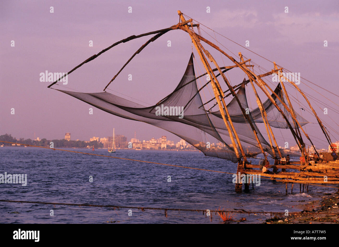 India Kerala State, Kochi (Cochin), Fort Kochi, Cinese reti da pesca Foto Stock