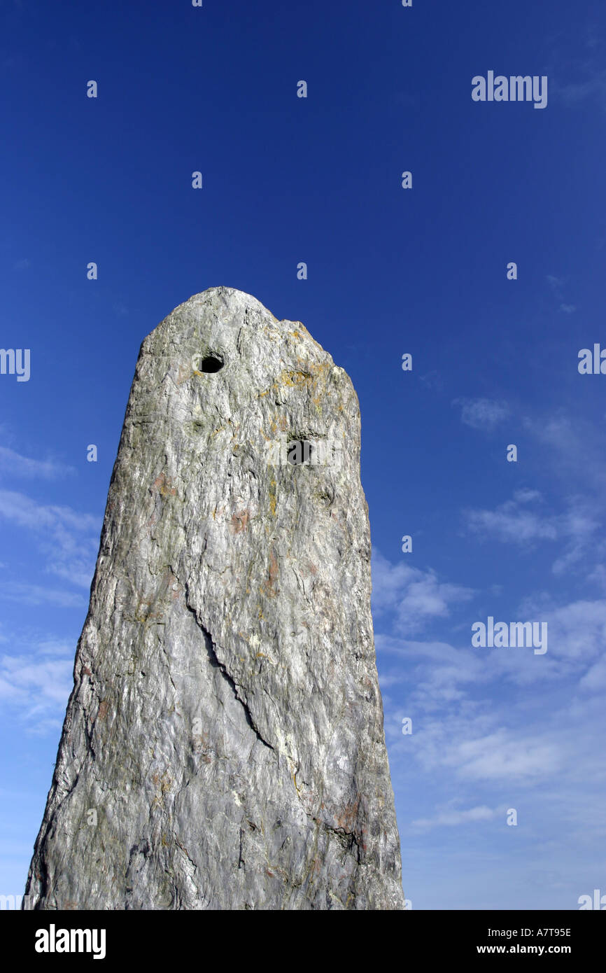 Pietra celtica contro il cielo blu Port St Mary Isola di Man Foto Stock