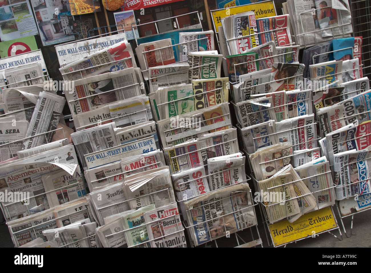 Quotidiani internazionali su supporto per la vendita Foto Stock