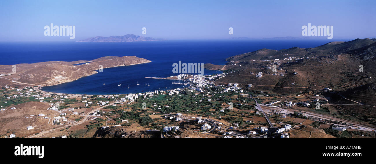 Grecia Cicladi, Serifos isola, vista panoramica sulla baia di Livadi da Chora (il capoluogo dell'isola). Foto Stock